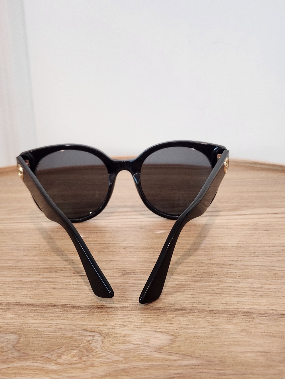 Gucci Black Round Acetate Sunglasses with Gold Logo - Picture 4 of 7
